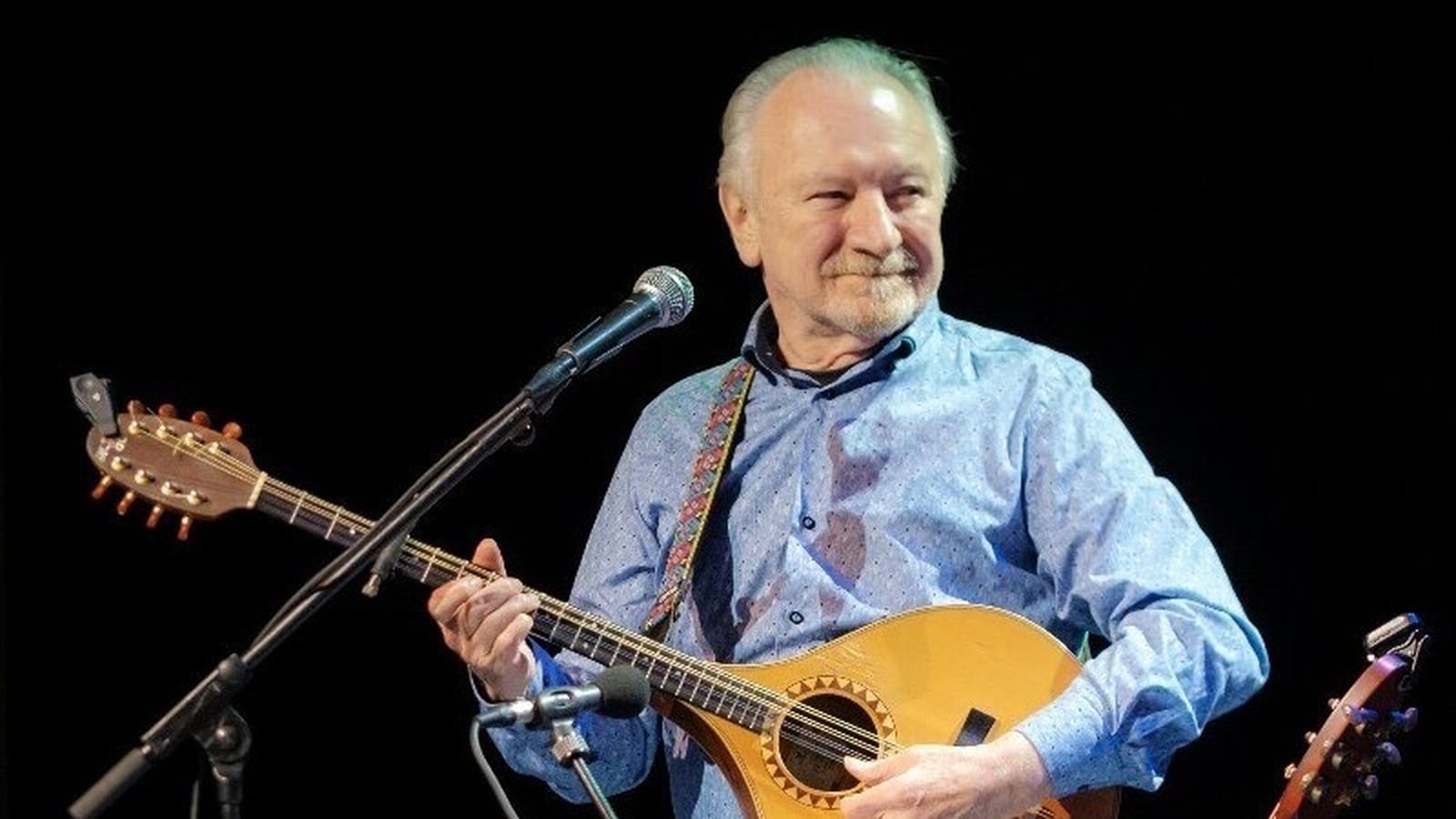 Dónal Lunny, musicista irlandese, con la chitarra